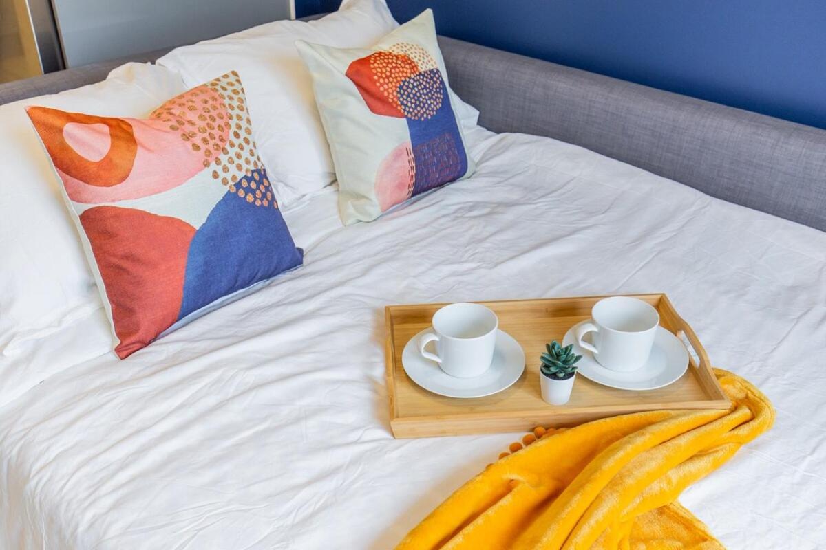 Luxe Suite, 4min To Falls With Fireplace, Ping Pong Apartment *
